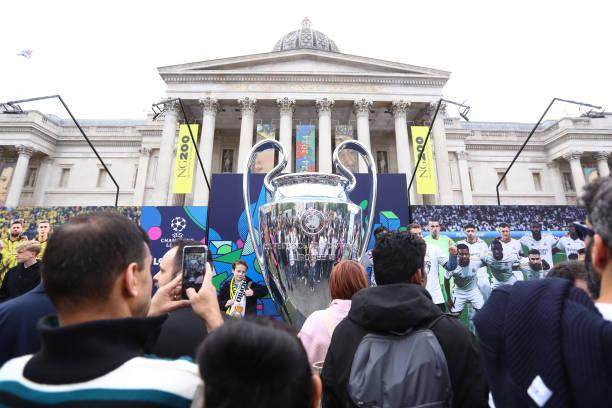 半岛体育注册网址-【现场手记】无趣决赛的美丽球迷