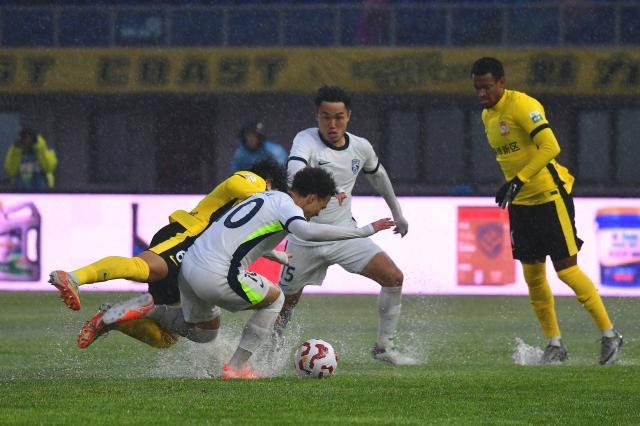 半岛体育-暴雨中踢18分钟！西海岸VS三镇延期至3日14点再战