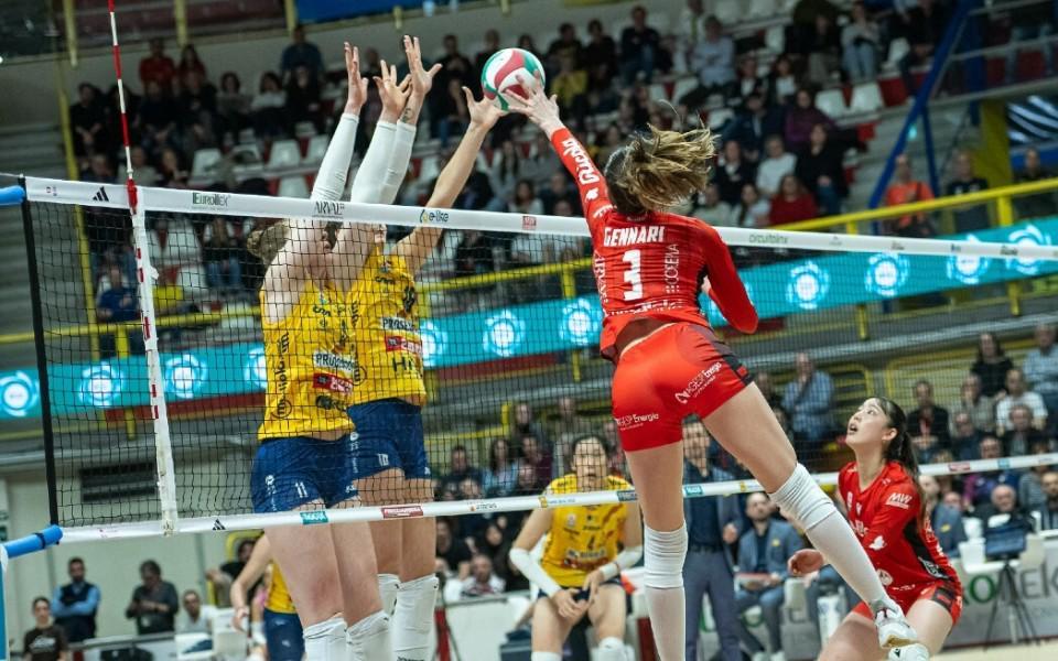 半岛体育-直落三局横扫！朱婷13分率队再胜一场，科内利亚诺跻身意甲四强