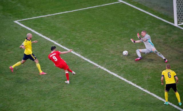 半岛体育注册网址-莱万昂着头告别欧洲杯 他一己之力率波兰延续希望