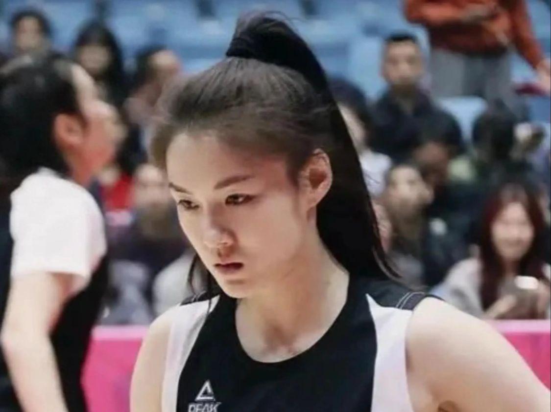 半岛体育-光漂亮有啥用？5中1+正负值最低，球迷：回去看王思雨的比赛录像