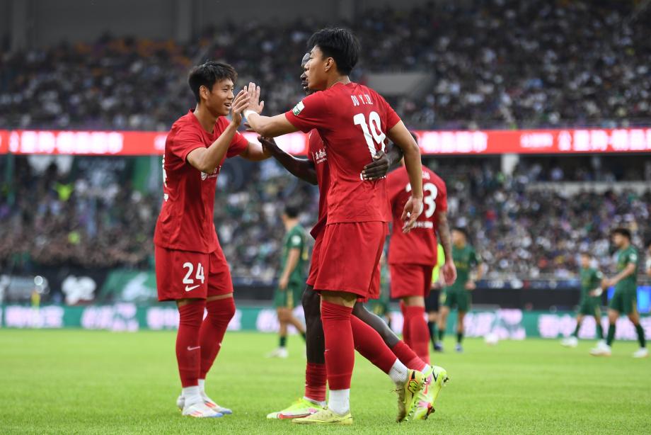 [图]中超-王钰栋失单刀杜月徵制胜球 铜梁龙1-0浙江